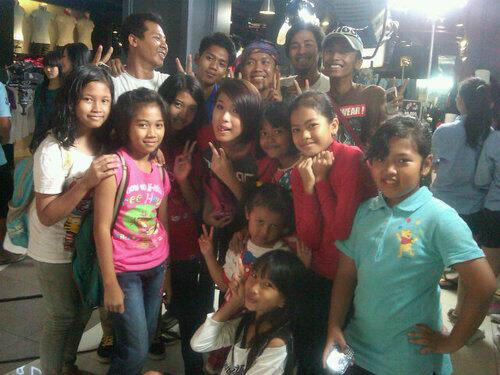 shifaazzhraa's tweet photo. With @Atee7ICONS at mall kemarenn :) http://t.co/PoUtifB3OP