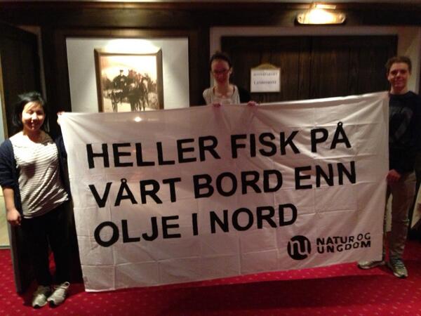 Senterpartiet's tweet photo. I dag møtte delegatene @NaturogUngdom utenfor landsmøtesalen. Senterpartiets programbeh er søndag. #LoVeSe #splm13 http://t.co/yw45mDso7o