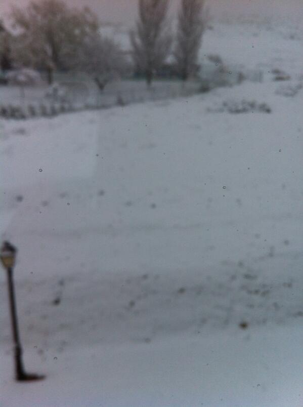 cochecitos's tweet photo. @mikelmutilvera aki esta peor, y sigue nevando. http://t.co/BSZVUHVRgH