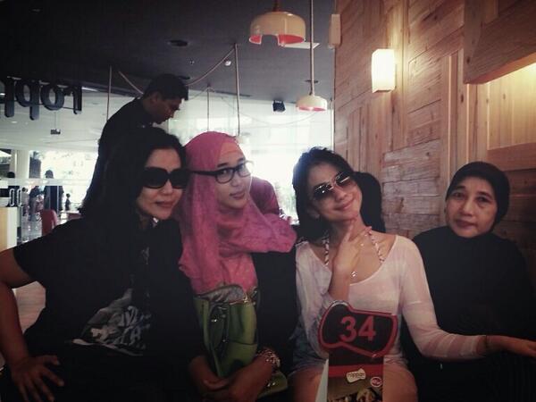bellalunaferlin's tweet photo. Lunch time with my fam at bandung http://t.co/rkUZ2WuPRP