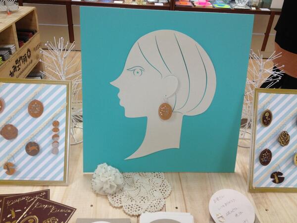 福永紙工staff かみの工作所の中でとても女の子らしい製品 紙のピアス 今 デザイナーのオオノマユミさんがディスプレイがえをして行かれました 華やかになりました Http T Co Hcairwxxps