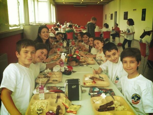 DuyguHatipoglu's tweet photo. "Uzaylılar" yemekte! ;) http://t.co/LvREIa8fl3