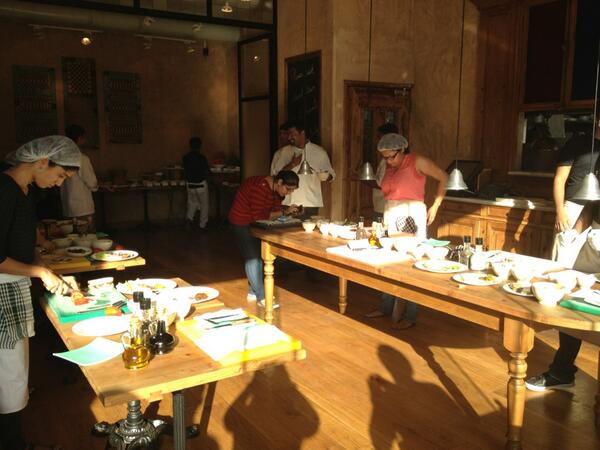 PositivityAngel's tweet image. "@AScoopinBetween: So much concentration #LPQIndia #thepullmanloaf http://t.co/hDAB8IMyva" hey that's our @foodchants woohoo @burrp_mumbai