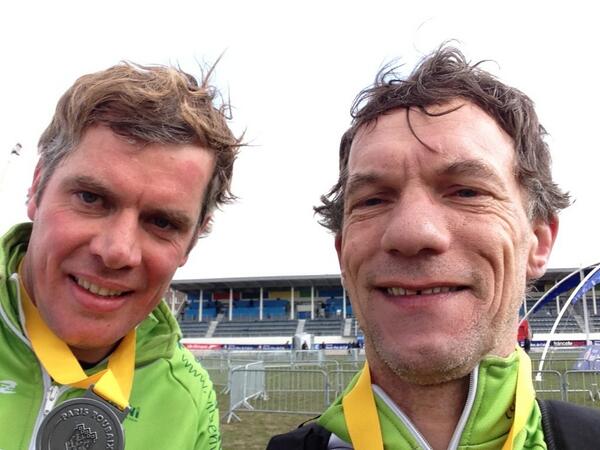 Om 17.00 uur met <a href="/IgorFilart/">Igor Filart</a> heelhuids in Roubaix aangekomen. Wat een wind, kasseien en akkers! #parisroubaix