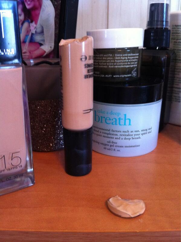 Alyssaa524's tweet image. Really? I am so mad. #brokenMAC