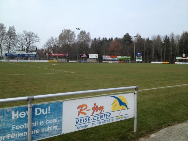 FCMonthey's tweet photo. Le FC Monthey est arrive à Düdingen pour ce match. Moments d'impatience avant le coup d'envoi! Allé Monthey !! http://t.co/PT7S7mD6ma