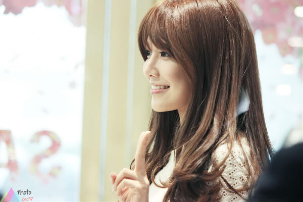 [PIC][06-04-2013]SooYoung xuất hiện tại buổi fansign thứ 2 cho thương hiệu "Double M" vào chiều nay  BHLjOFlCEAEnRqr