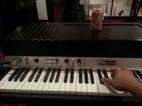 Foqus's tweet photo. Orange crush and a vintage Rhodes... #Bliss http://t.co/TZR3Vuv0Ls