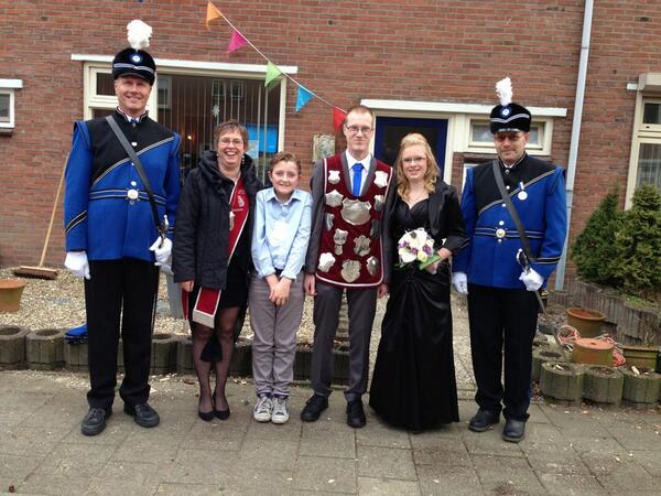 Koningshulde van Koning Lennard Wezendonk met zijn Koningin Wilma Weideveld en ook de Jeugdkoning Rody Janssen.