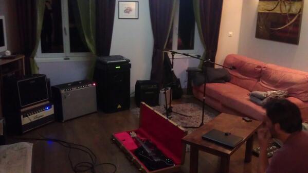 Le salon se transforme en salle de répet!! on vous prépare de nouvelles compo pour cet été!!