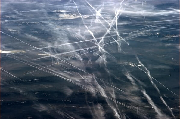 Cmdr_Hadfield's tweet photo. Morning jet traffic over San Francisco. http://t.co/xgtLVjDD6G