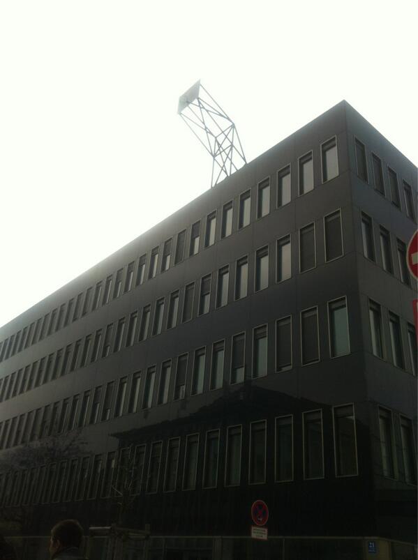 ichbinulla's tweet image. Habe heute einen Basketballständer gesehen, der auf dem Dach steht. Architektur?(^.^)