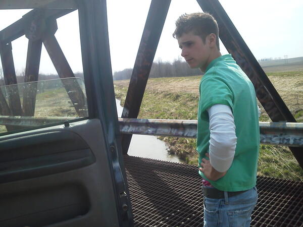 Gatta224's tweet photo. were not sure what to do on this bridge #peethroughbridge http://t.co/ILFPADorqc