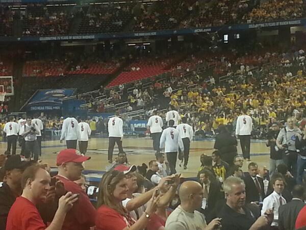 Sports_Spectrum's tweet image. Louisville just took the floor all wearing #5 on the back of their worm up shirts. #prayforware