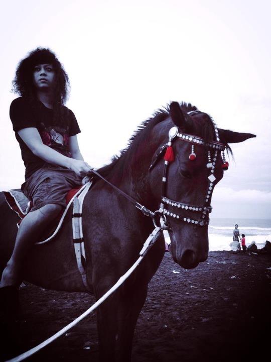 yodangers4JKT's tweet photo. Wuihhh RT @YODANGERS: Artisnya, @TheRealOda lagi sante di pantai bocor #Kebumen ternyata (σ`▿´)-σ http://t.co/4vPOhAjVbX