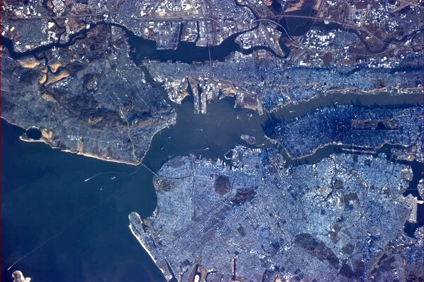 Cmdr_Hadfield's tweet photo. Tonight's Finale: Morning in NYC. Downtown Manhattan casts quite a shadow. http://t.co/e4SlqTJqGw