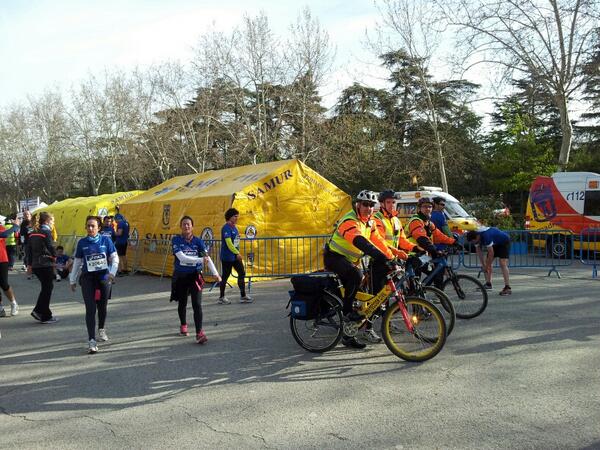 SAMUR_PC's tweet photo. El equipo ciclista @Lince_SAMUR se encuentra en el Parque del Retiro durante la celebración deL #MMM13. http://t.co/mQD5N342TQ