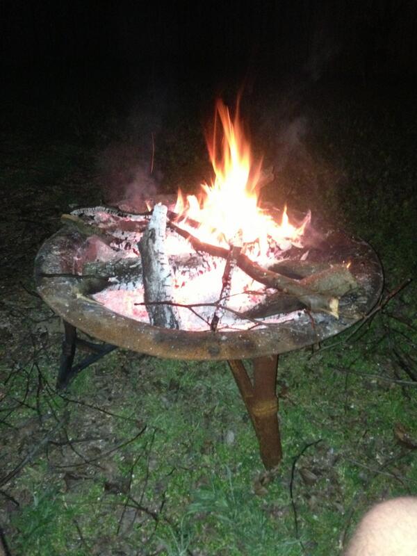 CalebAllen7's tweet photo. Chillin' and grillin' http://t.co/eoZ4gJ9g2P