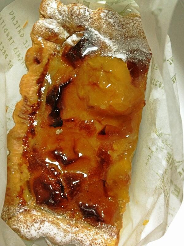 azuma's tweet photo. 今回の季節のパイは、すももでした。 #fb http://t.co/8OCHcbfWme