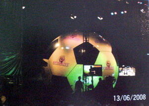 Demian Aditya “Sang Illusionist” memperagakan ilusi teleportasi bola berdiameter 8 M dr Jakarta ke Bandung, Juni 2008
