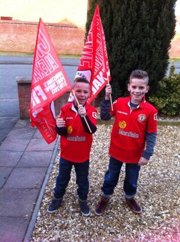 kellyp_2011's tweet photo. @crewealexfc ready 4 our journey 2 wembley http://t.co/f2N2jOV9Gv