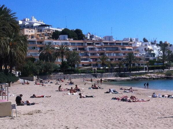 fcr_wiro's tweet photo. Como calienta el sol aquí en la playaaaaa !!!! 15 grados y los gyris se tuestan !!! http://t.co/ZBzemORrfU
