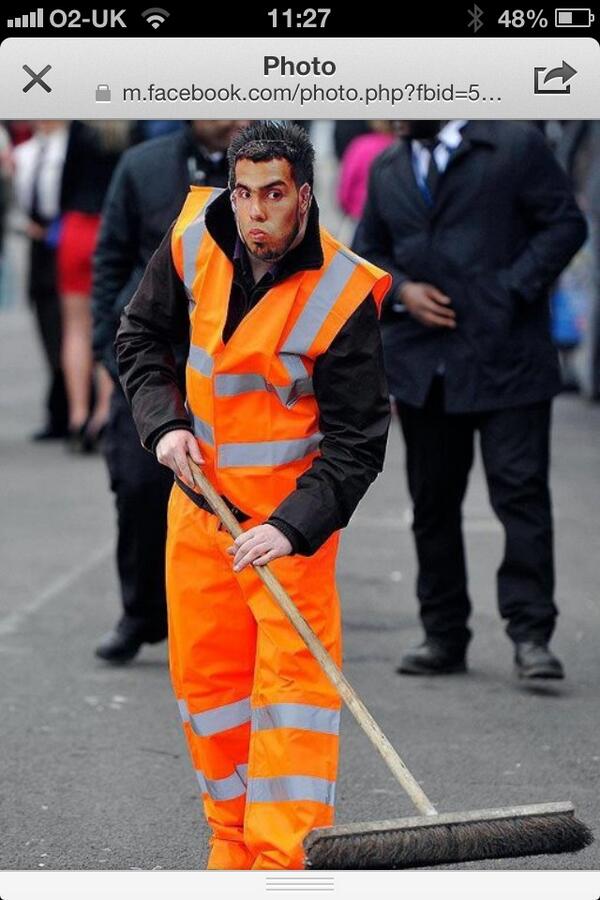stephmorris90's tweet photo. @Furious_Fergie Street cleaners preparing for MUFC trophy parade... http://t.co/nHZ2oS3n7T