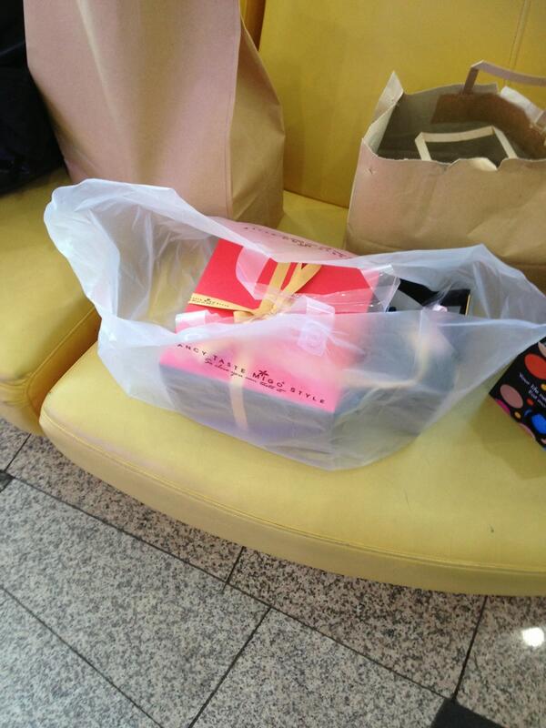 KIMYONGKYU_com's tweet photo. 130407 서포트 들어가기 전. 마지막! 사연 많은(?) 맛있어 보여서 산 케이크와 수제캔디!ㅎㅂㅎ! 배우님이 좋아하실지는ㅠ_ㅠ..서포트에 관한 글은 따로 올라오지 않을 거예요..아마도..'ㅁ';;;; http://t.co/c1oiFjMbr1