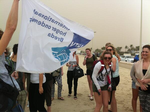 rachelnanda2's tweet photo. vandaag leuke citytour door Dubai gehad, helaas wel in de regen. nu klaarmaken voor de woestijntocht #3MTT #nhtv http://t.co/VvwYDQPOp6