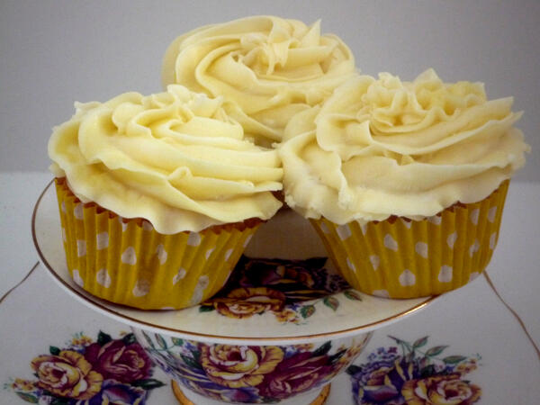 ClaresCakehouse's tweet photo. Just made these today, Cupcakes with Lemon Curd.  I call them Lemon Nurd !  More for you to try Rich http://t.co/zuCLnOUQMg
