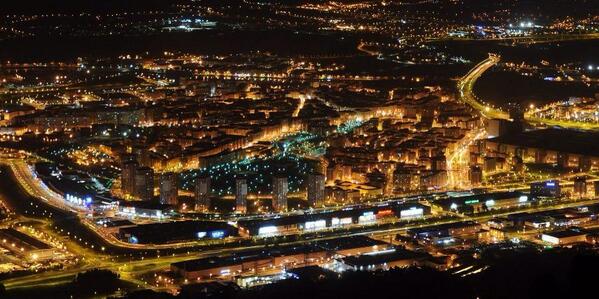 luiskloden's tweet photo. No gente,no es Las Vegas,no es New York,no es Madrid... Esto es BARAKALDO de noche http://t.co/s4USCJeYpq