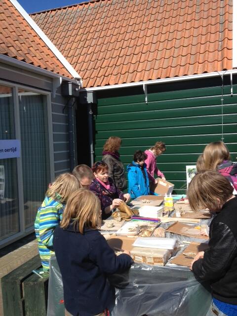 Zonnig Museumweekend op Schokland veel belangstelling  workshop Maak je eigen Museumstuk