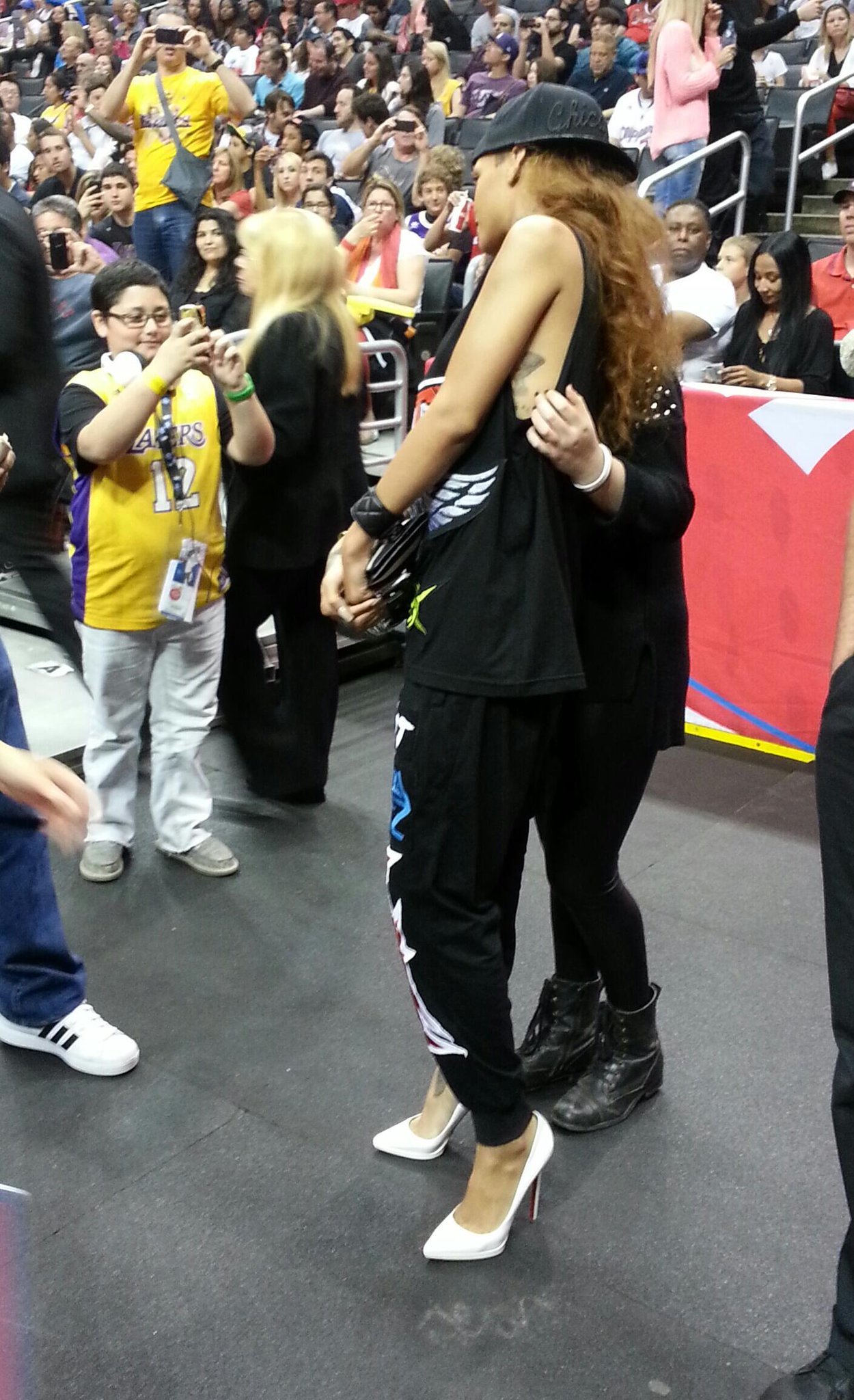 BHR1X_HCYAAZ8L7.jpg:large