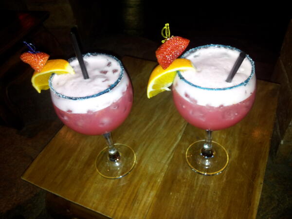 borjamilan's tweet photo. Con mi enana @noelia_199  diafrutando de unos san franciscos en shao cafe!! #Tequieroenana http://t.co/OcshSN8iDX