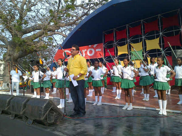 alcaldiabquilla's tweet photo. El alcalde de localidad Sur Oriente, Pedro Cepeda, dio inicio a la celebración de @BicentenarioBAQ en Parque Almendra http://t.co/7yKpeoTv8a
