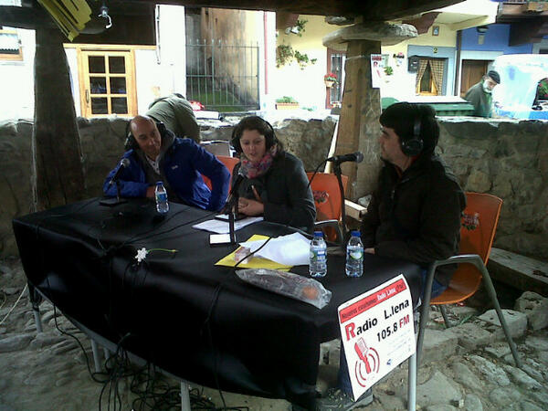 XuliaPidal's tweet photo. Entrevista pa Radio L.lena a @marcocui y Sátur Vega, direutor y presidente del Coro La Flor nel Mercáu de La Flor. http://t.co/ByihrV5EOO