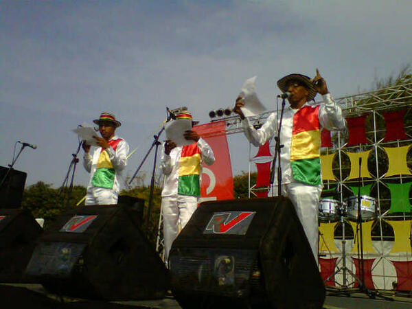 alcaldiabquilla's tweet photo. Grupo de letanías Las malas lenguas de mi barrio, del barrio Santa María, en tarima en celebración en Cevillar http://t.co/dh7I3UBoXH