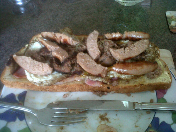 BoneFlay's tweet image. 3 rashers, 2 eggs, 3 sausages, 3 white puddin, and that is 1 slice of bread #longbread #heartattackfood #onegray