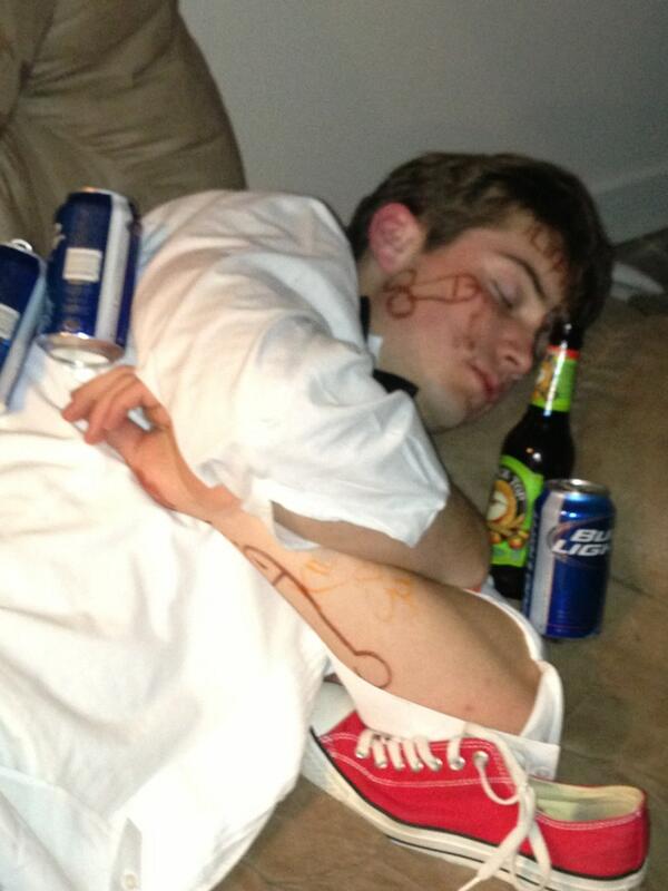 aupassout's tweet photo. Nice converses bro #aupassout http://t.co/KkIEuFlj9X