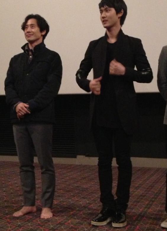 #영화런닝맨 신하균 무대인사 맨발 투혼! "여러분을 보기 위해 맨발 벗고 달려왔다!"Translate post