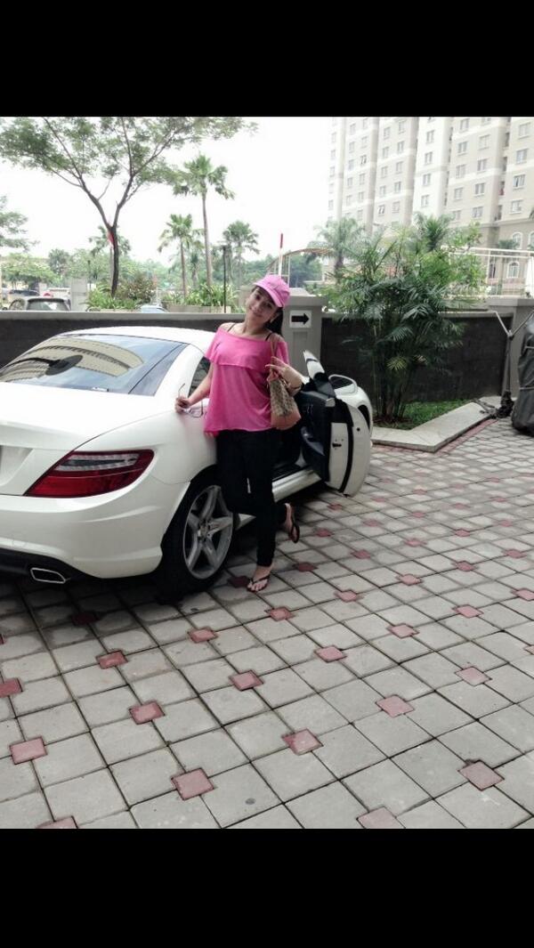 bellalunaferlin's tweet photo. Go to jalannn2 duluu with si putihh http://t.co/lfxuyJWARw