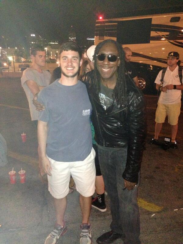 mbaughman93's tweet photo. Hanging out with Boyd Tinsley outside the Varsity after the Dave Matthews show #hecanshredaviolin http://t.co/qWKXh8GeQl