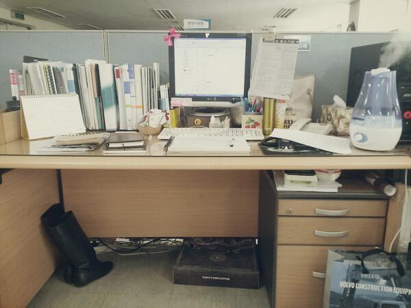 Udahae's tweet photo. 사무실 내 자리가 무지하게 넓어졌다
그리고 내 업무도, 고민도, 생각도 @_@ http://t.co/g3EhuPTL6W