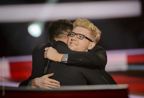 TheVoiceAU's tweet photo. Ricky's sending Mark off to Broadway with a hug... @ricky_martin #RickyMartin #RickyHug #MarkStefanoff #TheVoiceAU http://t.co/JJQFez3i26