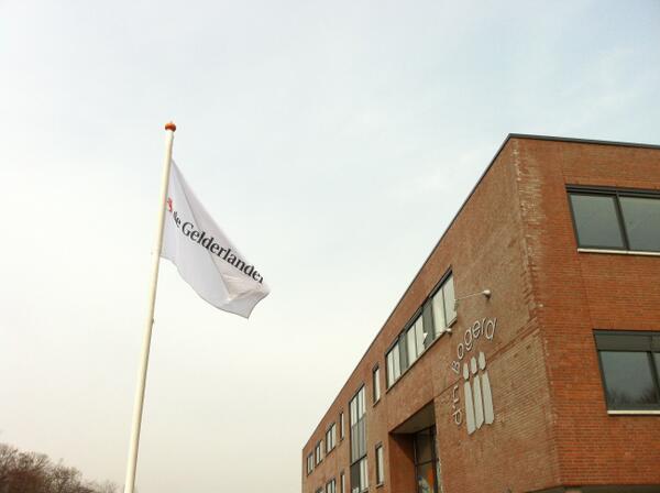 Vlag van #dg wappert fier voor D'n Bogerd in Druten. Kom boven langs bij onze mobiele redactie! Vandaag tot twee uur.