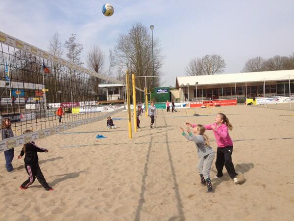 Beachsport's tweet photo. Ook vandaag hele dag basisscholen op de Copakadijk en jawel...met zonnetje #beachvolleybal http://t.co/xLcy20Gi0o