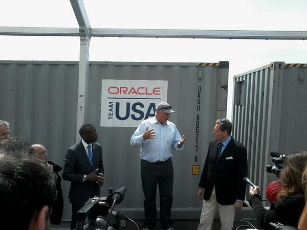 cristinacelli5's tweet image. Alla base del Defender #OracleTeam #americasCup2013