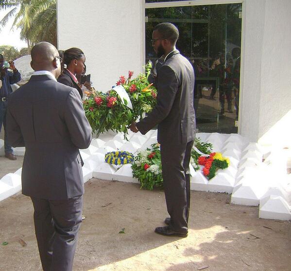institutoBenten's tweet photo. Deposição da coroa de flores no mausoléu da Amura com Dr. Paulo Gomes e jovens Shapers. http://t.co/vTDt9F7VGm