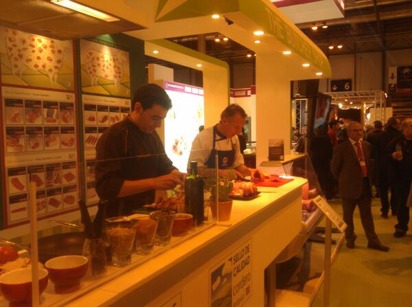 Paratieslavida's tweet photo. #RubenCordero preparando brochetas de cordero en el stand de #Eblex @SalondeGourmets http://t.co/10H40fsHke