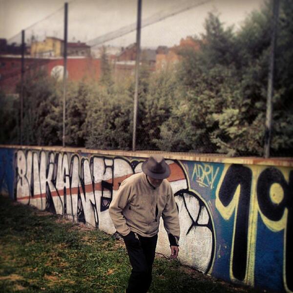 bukaneros92's tweet photo. La vida en el barrio, cargado de historia, pasa lentamente. Estamos orgullosos de formar parte de ella. #20años http://t.co/yWVOYWkYn4